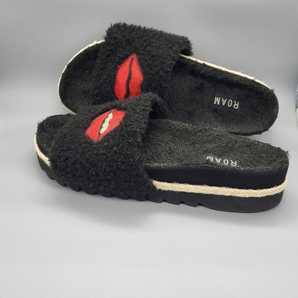 ROAM Red Lips Fuzzy Slides - Picture 5 of 12